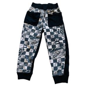 10/$25🦋 Trunkfit Black & White Graffiti Print Sweatpants - Size 7